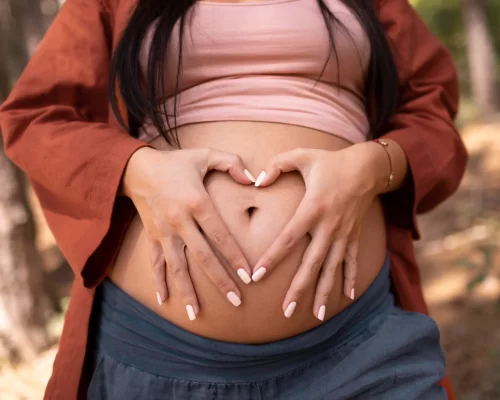 close-up-pregnant-woman-outdoors-scaled